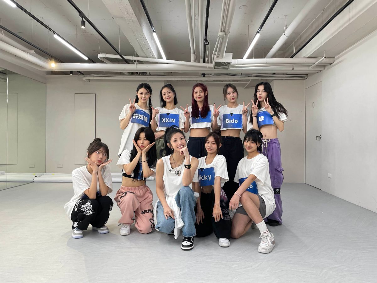 ▲李千娜（前排中）剛經歷拇指外翻手術失敗，強忍疼痛咬牙演出，她也誇讚少女們「根本可以直接出道了」。（圖／踢帕娛樂提供）