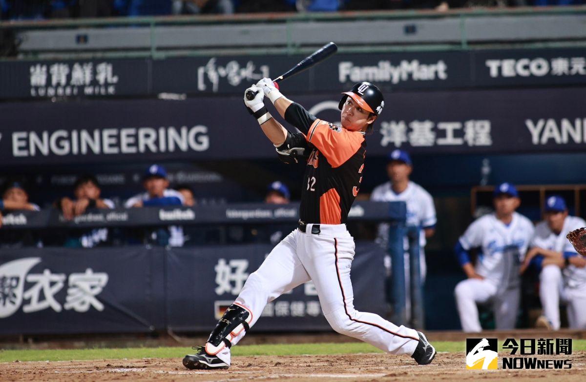 ▲統一獅外野手蘇智傑敲出全壘打，開心跟隊友慶祝。（圖／記者葉政勳攝）