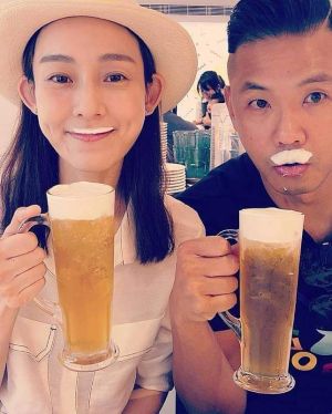 ▲網友翻出陳建州（右）和范瑋琪疑似喝啤酒的合照，但有人認為他們喝的只是綠茶。（圖／翻攝自網路）