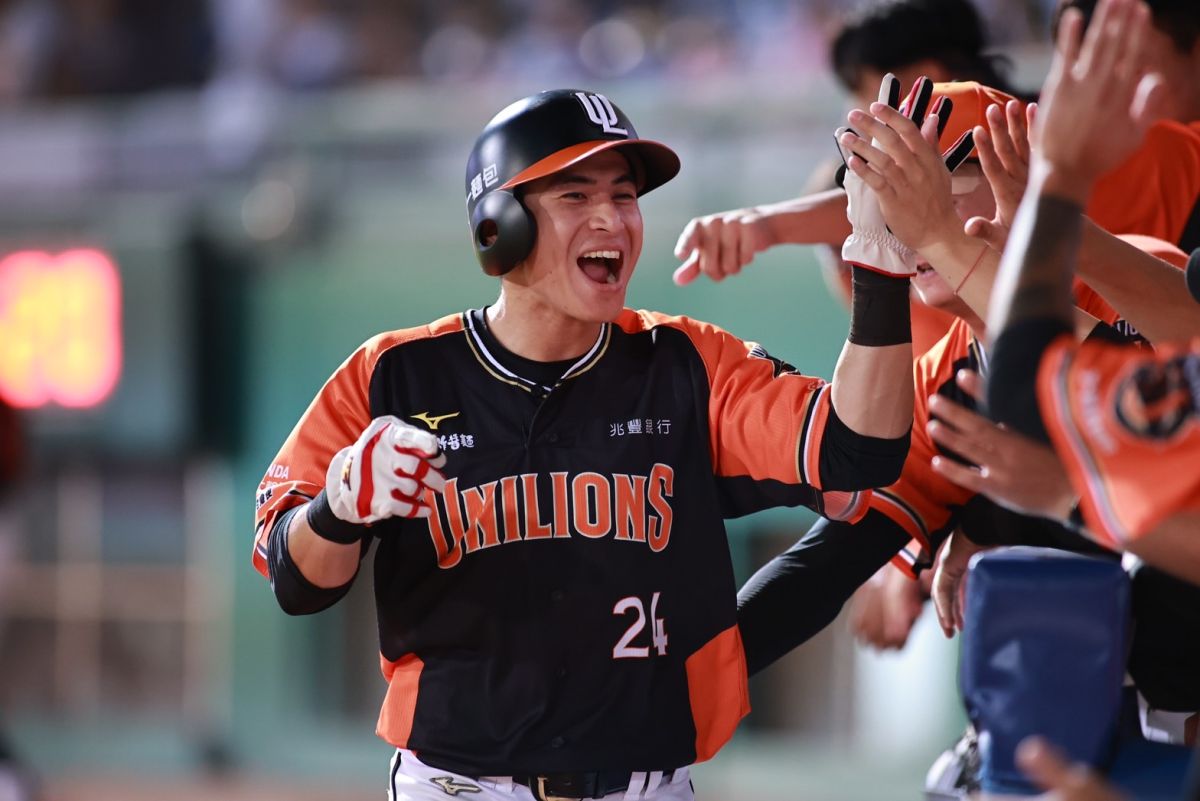 ▲陳傑憲與老東家統一獅今（21）日達成合約共識，簽下10年合約，合約總值新台幣2億元，將成為中職合約總值最高的球員，其中平均月薪140萬，激勵獎金3200萬。 （圖／記者葉政勳攝）