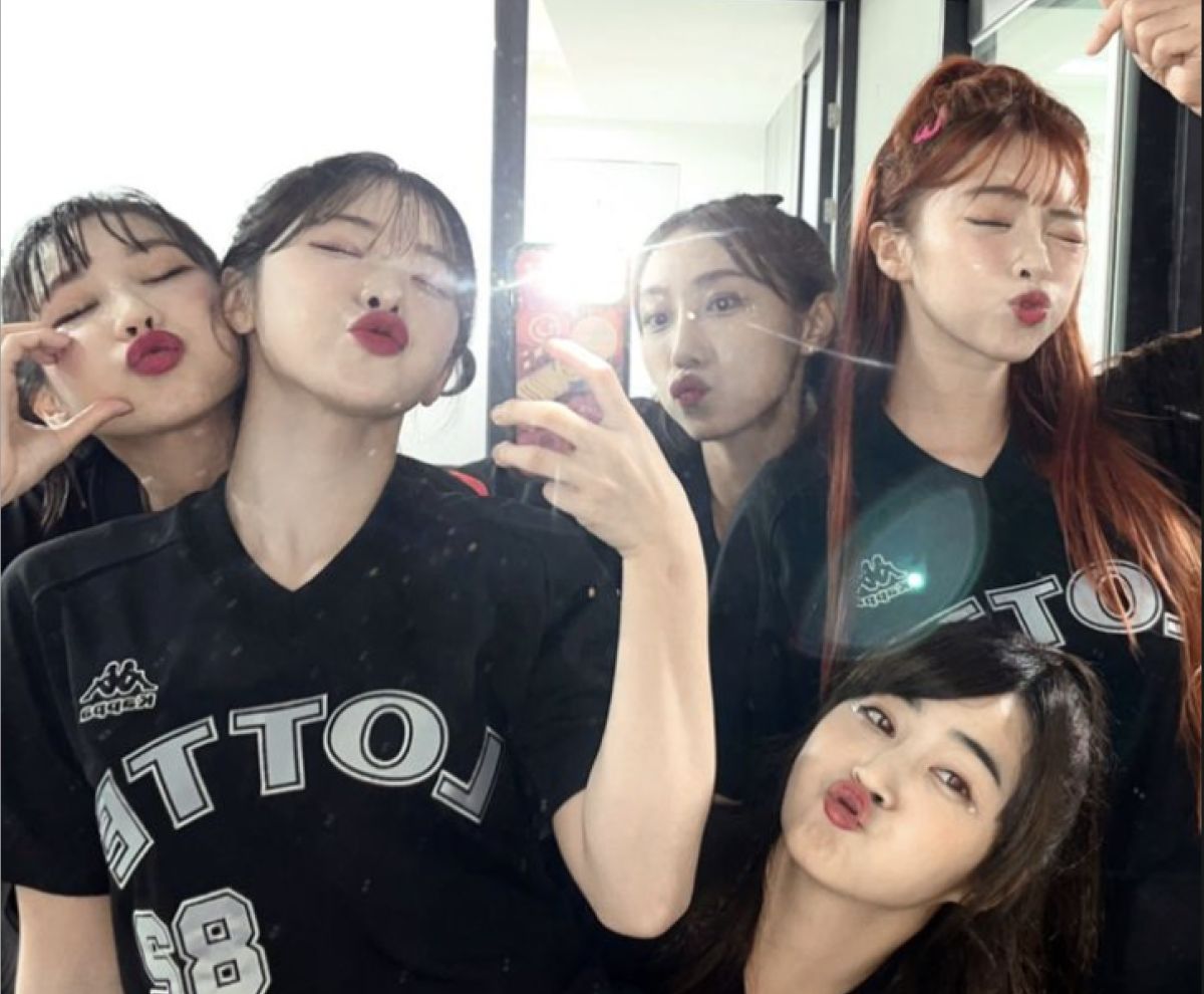 ▲樂天女孩27日受邀到南韓釜山社稷球場擔任開場嘉賓，由左至右依序為：筠熹、李多慧、卉妮、陳伊、曲曲。（圖／翻攝自李多慧IG）