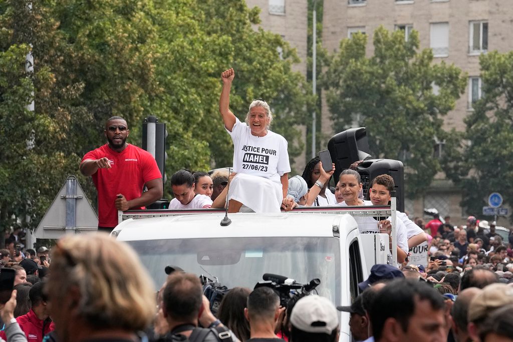 ▲法國一位17歲青少年開車接受盤查時拒絕配合，結果遭到警察開槍射殺。巴黎郊區南泰爾（Nanterre）大批民眾聚集，青少年的母親穆尼亞（Mounia）帶隊，手舉標語要求正義，展開大遊行。（圖／美聯社／達志影像）