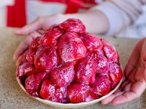 ▲冰鄉每年冬天推出的草莓冰也是相當大碗，並用上大個頭且多汁香甜的草莓。（圖／記者葉盛耀攝）
