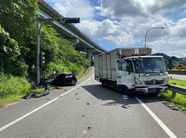 ▲國1北上八堵交流道今（30）日上午發生3車追撞事故，造成4人受傷送醫。（圖／翻攝畫面）