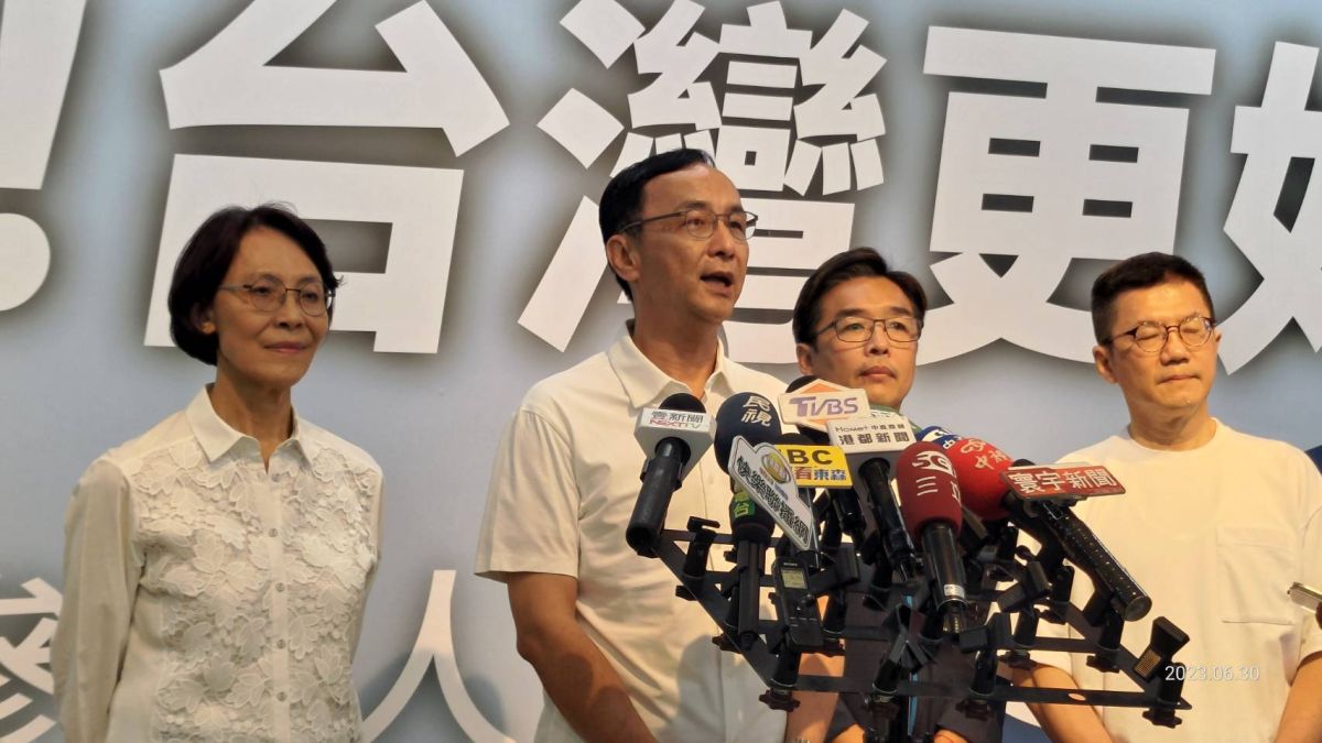 ▲金溥聰加入侯團隊擔任競辦執行長，被說是金小刀揮刀斬向朱立倫，朱立倫表示非常謝謝大家一起幫忙，人才當然是越多越好。（圖／記者鄭婷襄攝，2023.06.30）