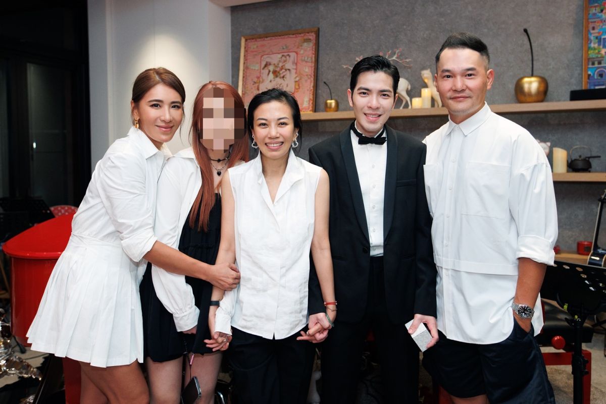 ▲小禎（左一）在蕭敬騰（右二）求婚當天帶著女兒（左二）和「壁紙小開」丁春霆（右一）合照（圖／喜鵲娛樂提供）