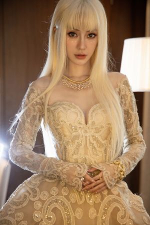 ▲▼Angelababy全身金色,宛如人間芭比。(圖 /楊穎工作室微博) ▲▼Angelababy全身金色,宛如人間芭比。(圖 /楊穎工作室微博)