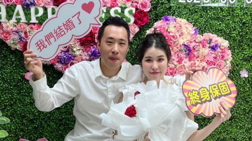 ▲余祥銓帶著6個月身孕的女友柔柔直衝戶政事務所完成結婚登記手續。經紀人也證實此消息，提供小倆口甜蜜又浪漫的合影。（圖／鴻凱娛樂提供）