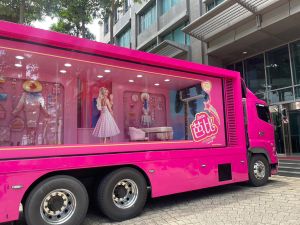 《Barbie芭比》瘋狂粉紅派對來了！夢幻「行動芭比屋」全台走透透
