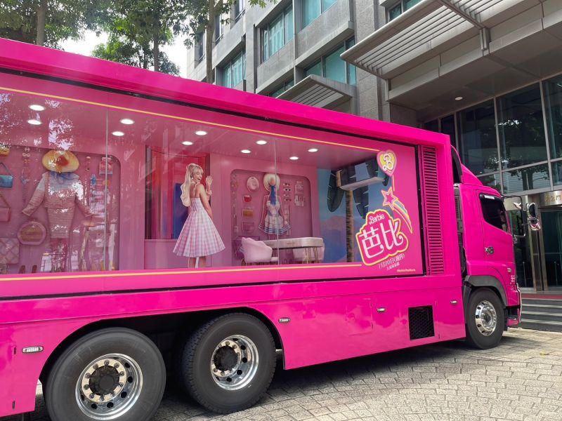 ▲《Barbie芭比》瘋狂粉紅派對來了，夢幻「行動芭比屋」全台走透透。（圖／華納兄弟）