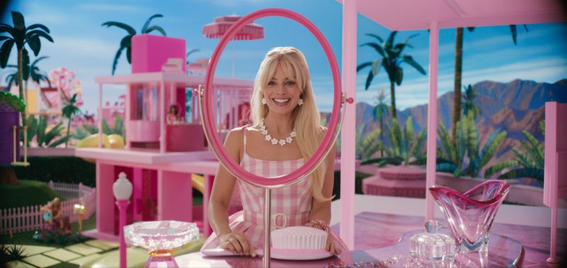 ▲好萊塢罷工持續進行中，重創即將上映的《Barbie芭比》、《奧本海默》；在沒有明星的宣傳下，《Barbie芭比》悄悄進入Google搜尋引擎行銷，輸入關鍵字畫面就會變粉紅色。（圖／華納兄弟）