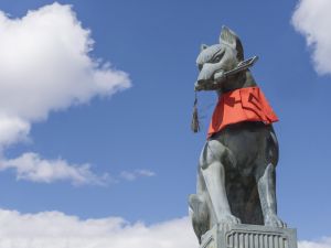 ▲ 稻荷神社的特色就是「狐狸」，很多人以為稻荷神社是祭祀狐狸，但狐狸是稻荷神的使者。（圖／翻攝自serai.jp）