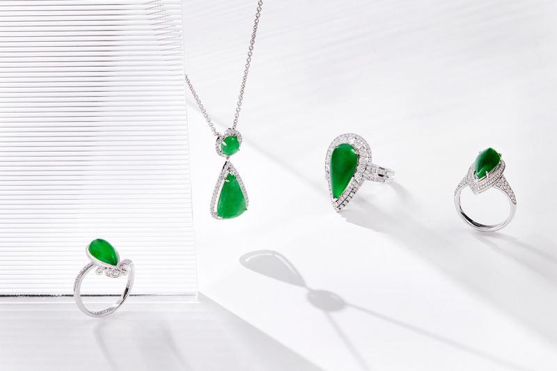 ▲JADEGIA玉世家推出夏日沁涼系翡翠珠寶，玉石的天然綠意，水滴造型的珠寶設計與鑲嵌，打造出獨一無二的時尚風潮。(圖/品牌提供)