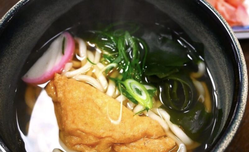 ▲稻荷神的神使是狐狸,而狐狸最愛吃炸豆皮,豆皮烏龍麵也叫作狐狸烏龍麵。(圖/翻攝自regency-trvl.com)
