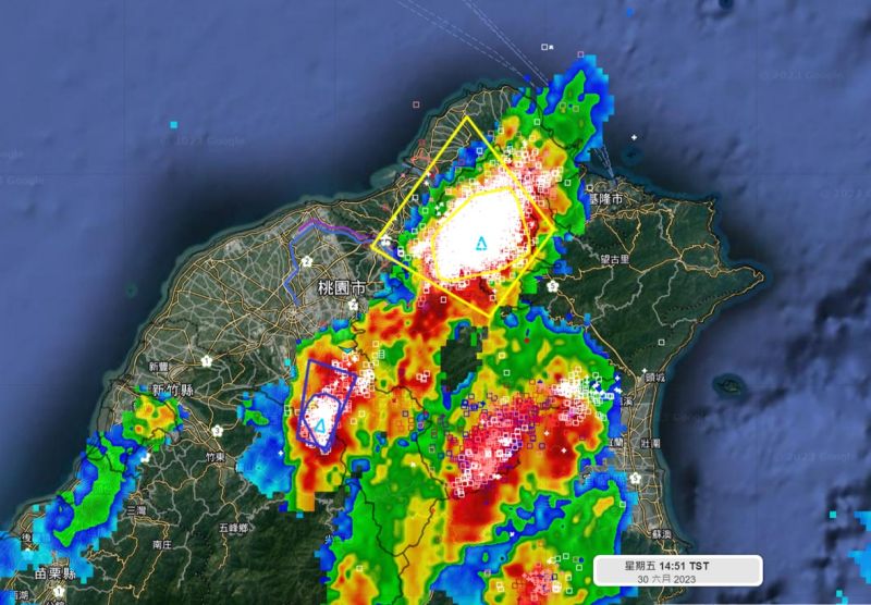 ▲台北盆地出現大型的對流胞，午後大雷雨狂轟。（圖／翻攝自天氣風險 WeatherRisk）