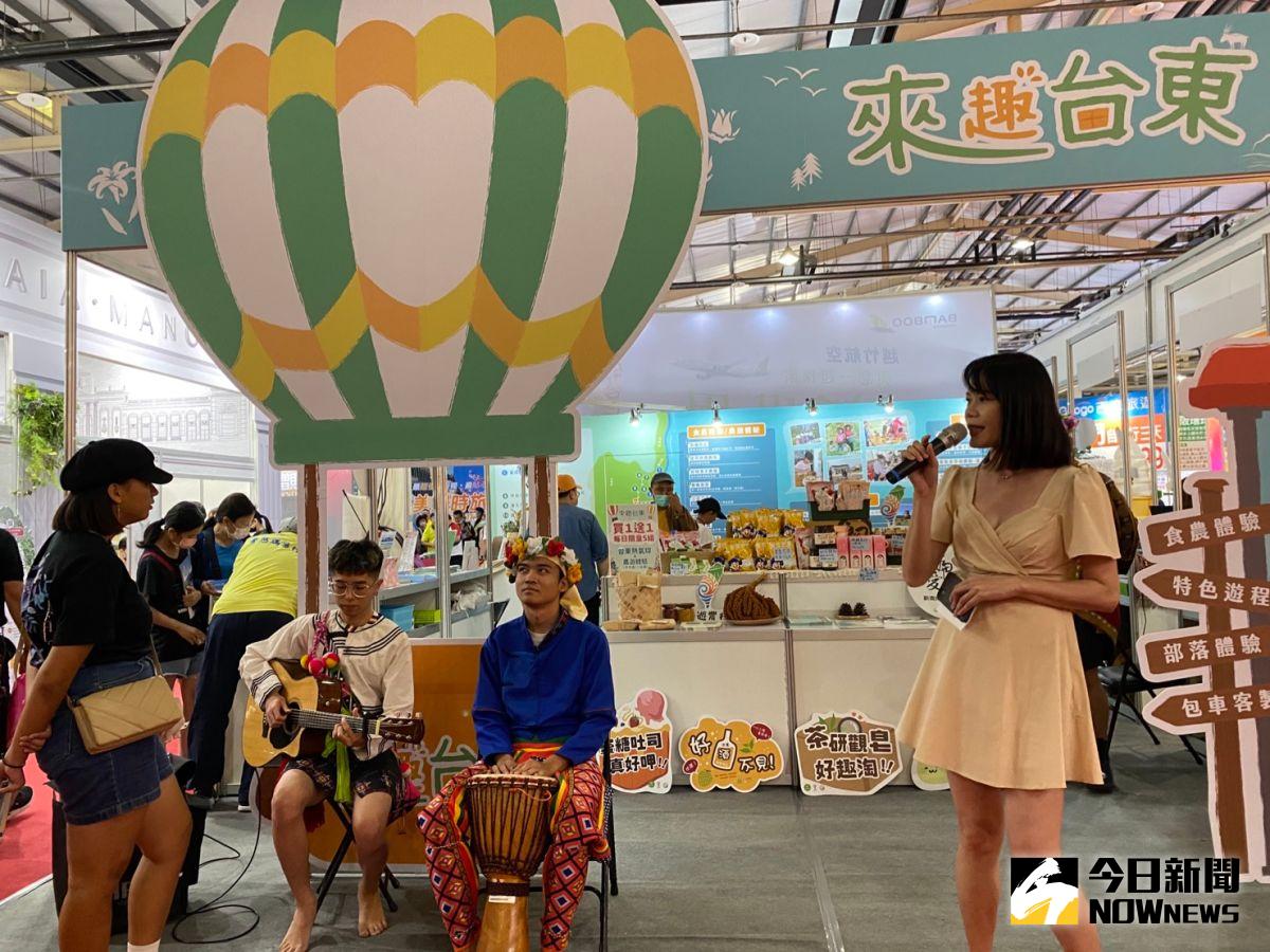 ▲水保局臺東分局在台中國際旅展設攤行銷農遊體驗旅遊，指定行程還有買一送一大優惠。（圖／記者金武鳳攝，2023.6.30)