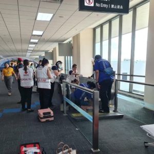 太恐怖！女子腳被捲入機場電動步道　泰國曼谷機場驚傳意外截肢案
