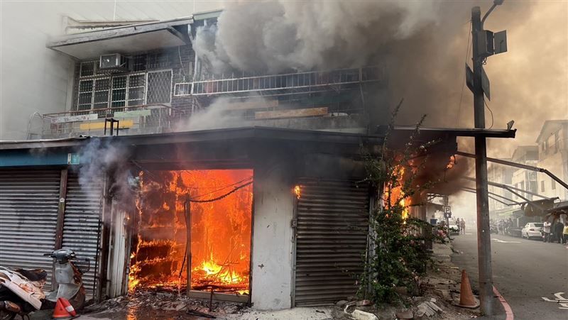 ▲台南市東區立德二路一處民宅發生火警，86歲歲的獨居老婦被燒成焦屍。（圖／翻攝畫面）