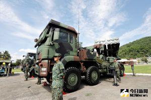 ▲陸軍8軍團隊慶陳展雷霆2000火箭車等武器裝備，讓參加來賓與官兵家屬共同見證國軍建軍成果。（圖／記者莊全成攝）