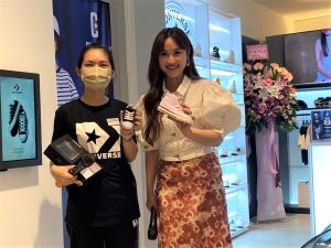 ▲新光三越中港店六樓改裝重新開幕，藝人吳姍儒帶逛到全台第一家Converse Kids店，展示超可愛的小嬰兒鞋，歡喜掩不住。（圖／記者金武鳳攝，2023.6.30)