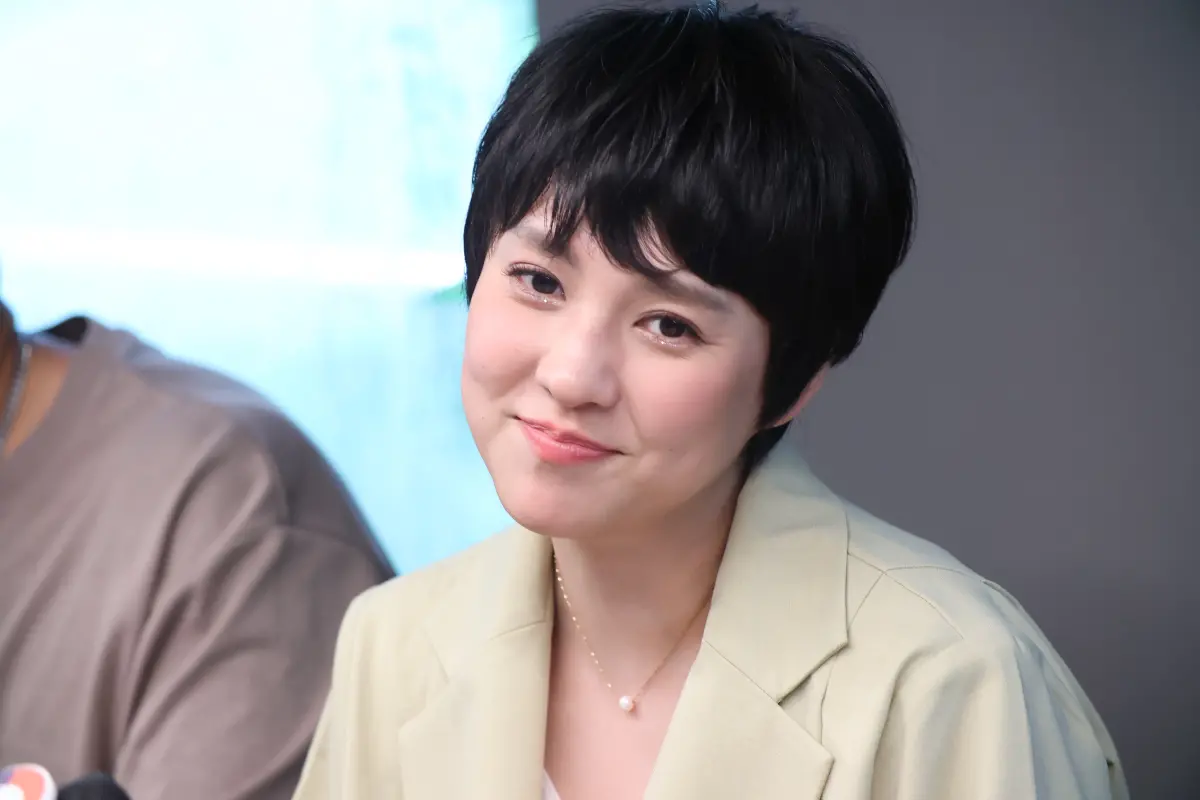 ▲朱芯儀挺過乳癌化療還接受乳房重建手術，如今的她重拾自信，今日分享在海灘辣穿深V泳裝的照片，還與老公衛斯理靠頭放閃。（圖／資料照）