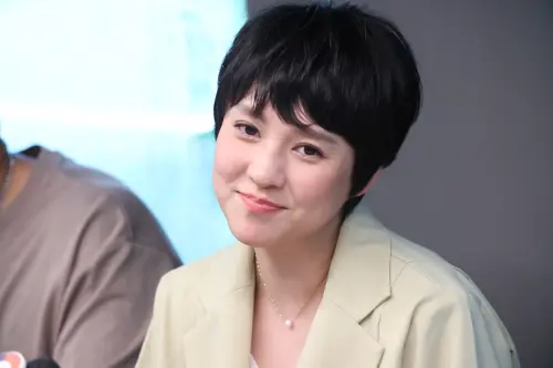 朱芯儀挺過乳癌重建胸部！海灘辣穿深V泳裝　與衛斯理靠頭放閃
