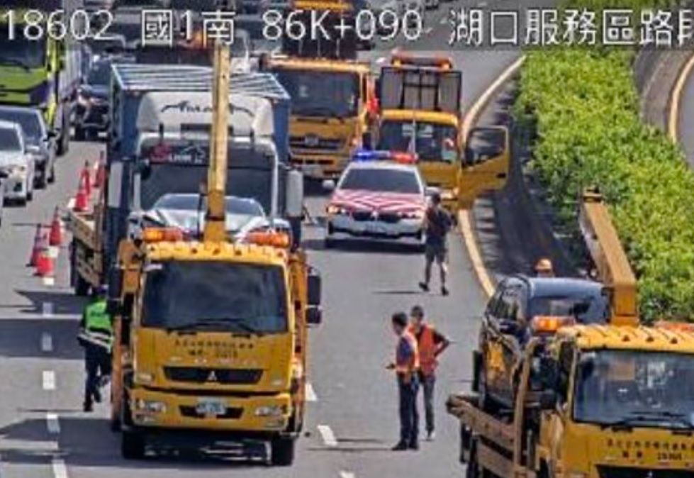 ▲1日上午8時許，國道1號南下86K、新竹湖口段，發生一起交通事故，現場有3台車追撞。（圖／翻攝畫面）