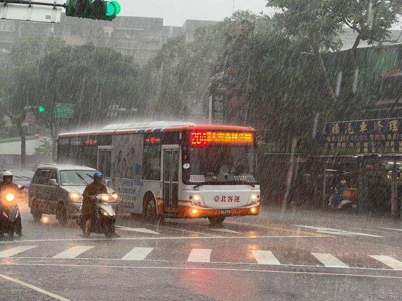 ▲泰利颱風即將生成，週末開始台灣各地都有降雨，下週低壓帶影響，午後雷陣雨將再次侵襲。（圖／記者張志浩攝）