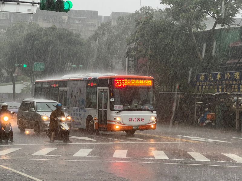 ▲杜蘇芮颱風即將侵台，但近期台灣午後雷陣雨情況仍明顯，氣象局今（23）日也將持續更新「大雨特報」，雨勢會持續到晚上。（圖／記者張志浩攝）