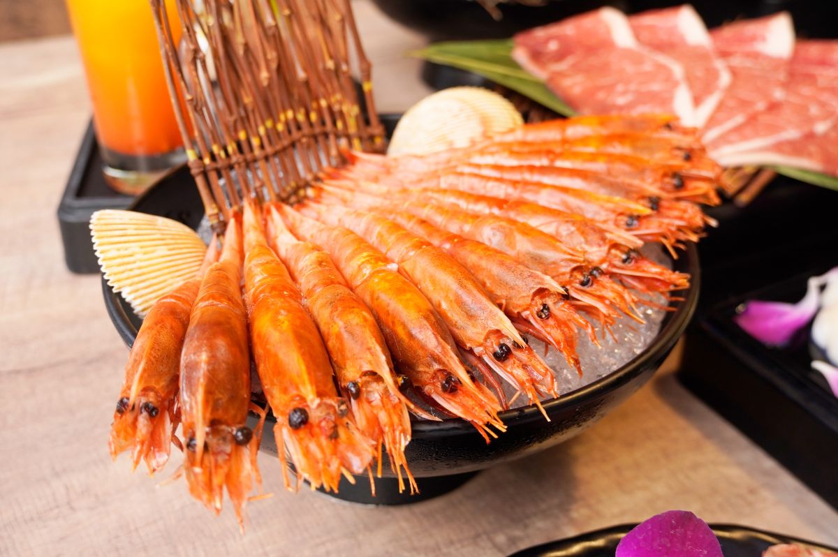 ▲身分證、健保卡號對中2碼，新馬辣、新馬辣Plus+免費升級胭脂蝦吃到飽。（圖／業者提供）