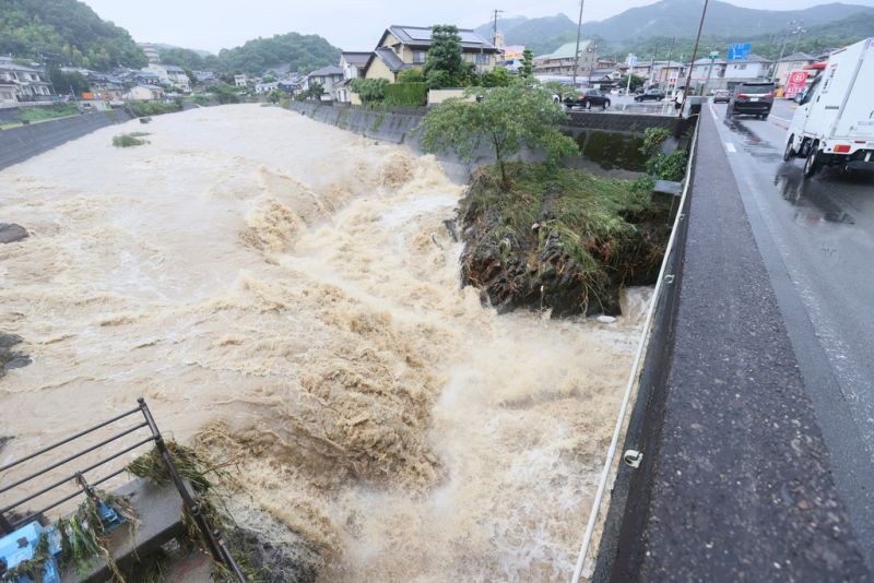 ▲日本山口縣及九州北部地區這兩天受梅雨鋒面影響降下致災大雨，部分地區雨量破紀錄。圖為日本愛媛縣松山市。（圖／美聯社／達志影像）