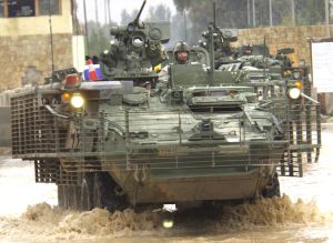 ▲美軍史崔克輪型裝甲車使用柵欄裝甲提升戰場生存性。（圖／美國陸軍）