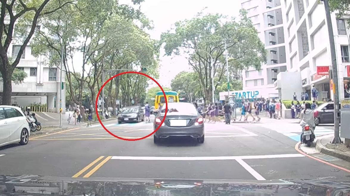 ▲自小客車直接闖過斑馬線呼嘯而過，該路段鄰近學校，有不少學生正在過馬路，場面十分危險，過程被民眾拍下。（圖／翻攝林口大家庭）  