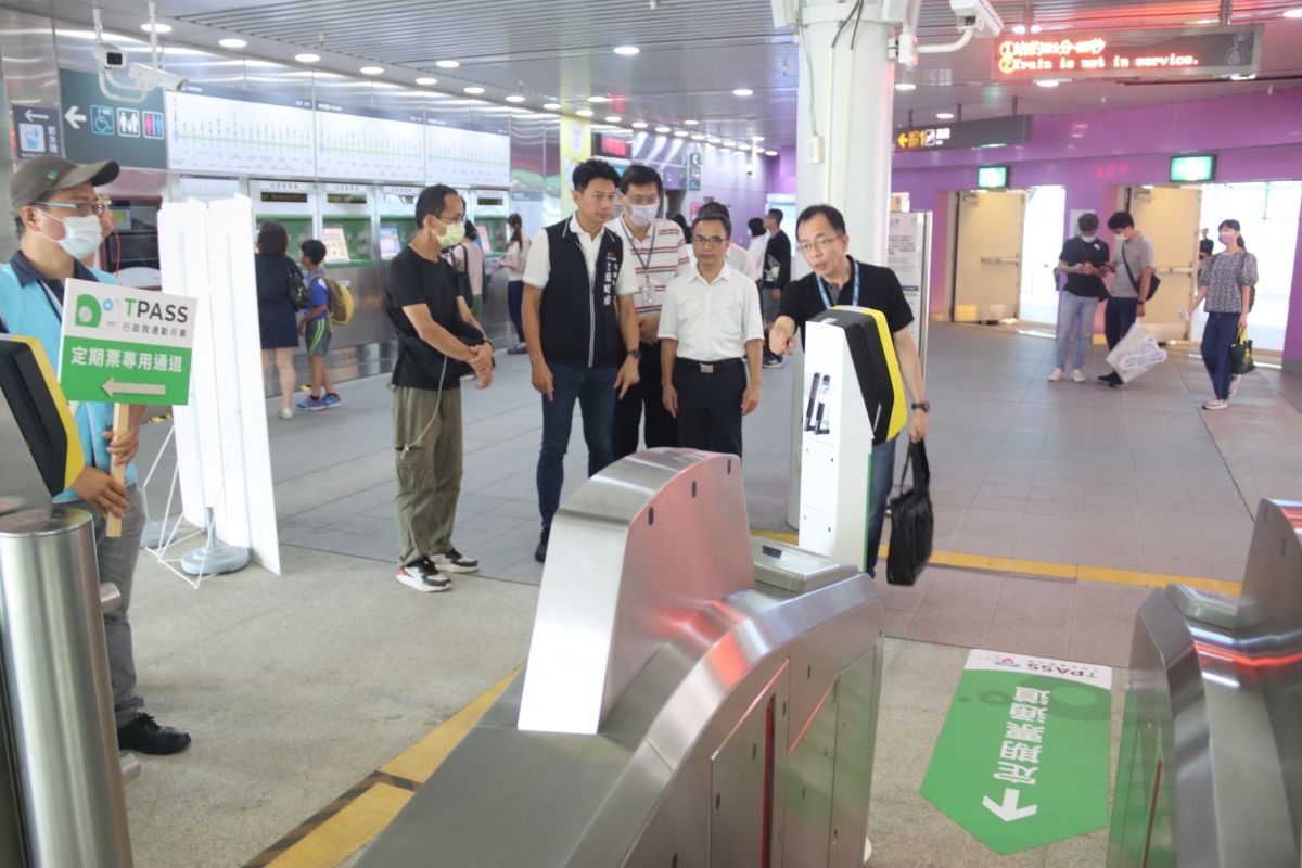 ▲台中公共運輸定期票今起上路，交通局長葉昭甫視察定期票使用情形(圖／交通局提供2023.7.1)