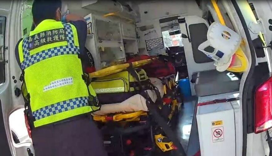 ▲1日上午，嘉義縣民雄鄉一處工地，62歲的羅姓工人失足墜地，當場失去生命跡象，被送往嘉義基督教醫院救治。（圖／翻攝畫面）  