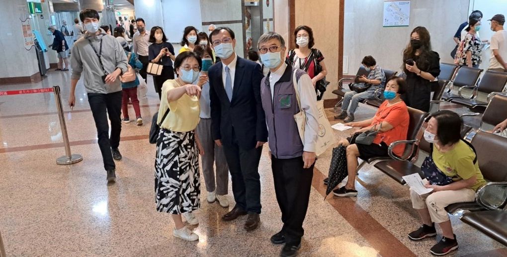 ▲健保部分負擔新制上路首日，健保署長署石崇良（圖中）視察台北2家醫院傾聽民意。（圖／健保署提供）