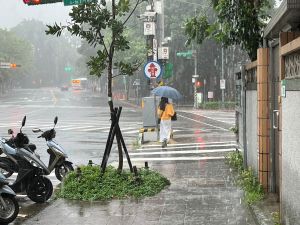 快訊／雷雨轟炸中台灣！3縣市「大雨特報」　雨勢晚上才趨緩
