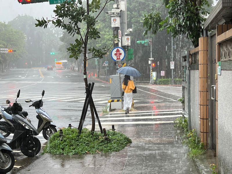 ▲氣象局也提醒，雨勢一直到明（18）日將達到顛峰期，今天中南部降雨較持續、沒什麼空檔，北部降雨相較於昨（16）日較為趨緩，但整個台灣西半部仍要留意大雨的情況。（示意圖／記者張志浩攝）