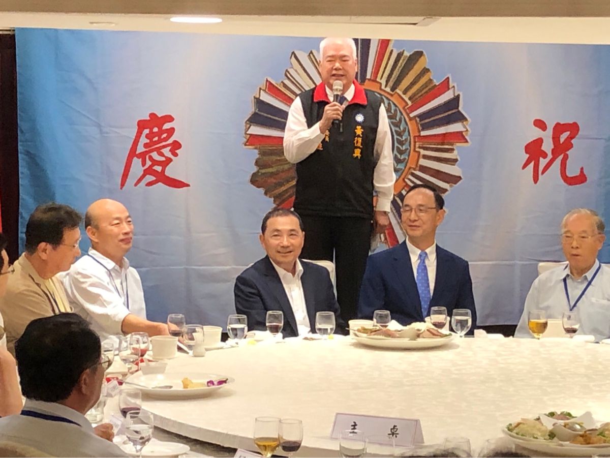 ▲侯友宜、韓國瑜昨在黃復興慶祝活動合體，但兩人座位卻離很遠，互動冷。（圖／記者朱俊強攝，2023.7.1）