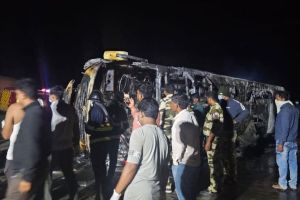 爆胎釀慘劇！印度巴士翻覆成「火燒車」釀25死　8人「破窗」逃劫

