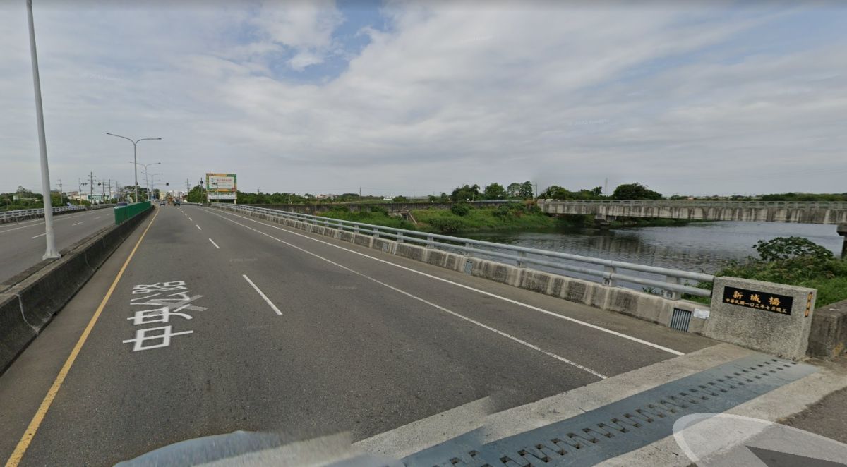 ▲警方在新城橋旁尋獲甘翁的電動機車。（圖／翻攝google地圖）