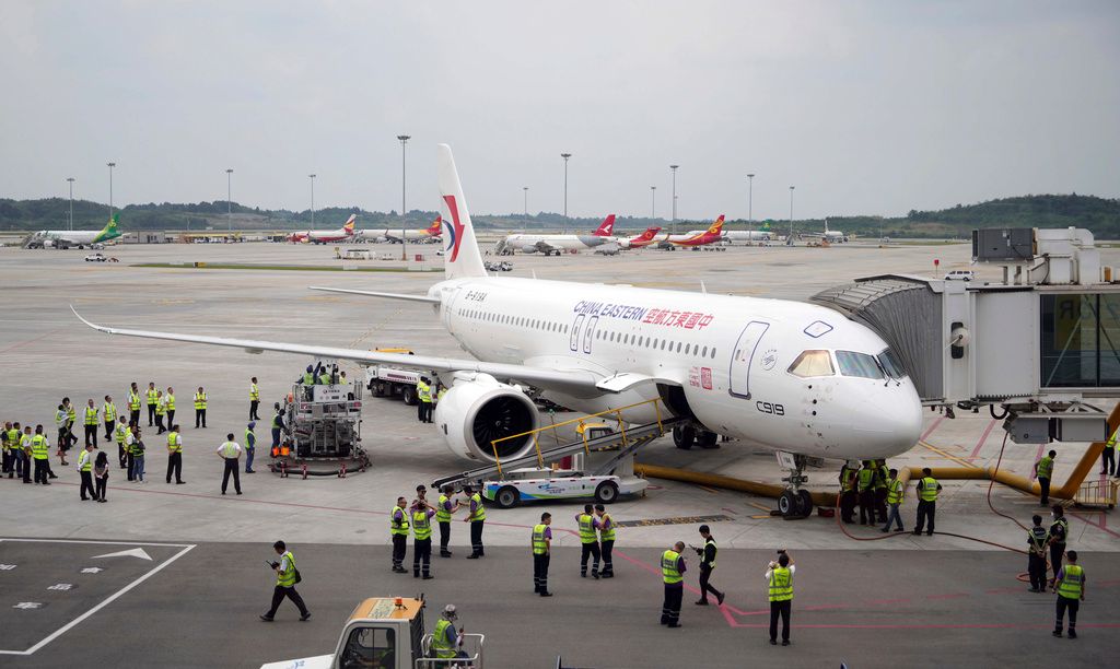 ▲中國首架國產C919型客機取消航程，29日執飛上海東方航空MU9197航班的C919型客機，飛抵成都後未能正常返航，回程航班MU9198改由空中巴士A320代勞。資料照。（圖／美聯社／達志影像）