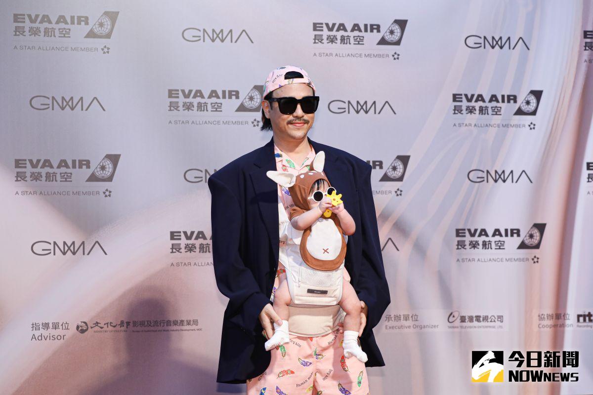 ▲比爾賈揹女兒喬伊走紅毯。（圖／NOWnews攝影中心）