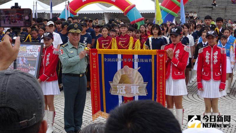▲第六屆全國高級中等學校「愛國都儀YOUNG」儀隊決賽冠軍,獲得國防部頒贈冠軍錦旗。(圖/記者呂炯昌攝,2023.07.01)
