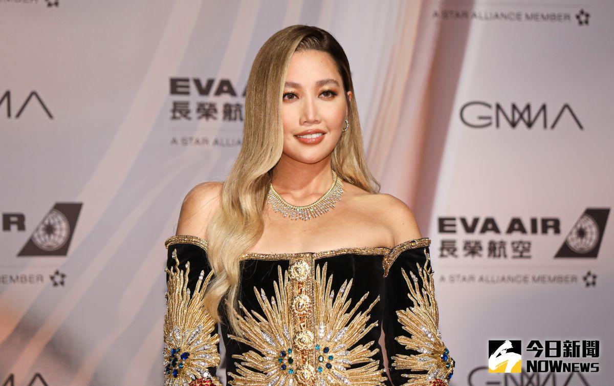 ▲A-Lin牽著爸媽走上紅毯，大讚爸媽就是她的幸運物，也不忘秀出美腿讓現場驚呼連連。（圖／NOWnews攝影中心）