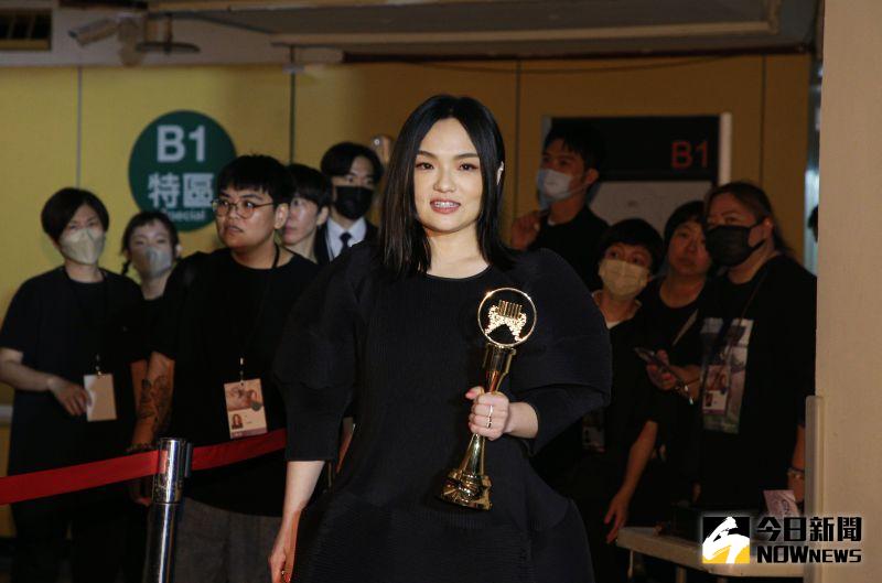 ▲徐佳瑩在台上哽咽，認為寫這首歌曲〈不在一起就不會分開〉遇到了很多有才華的人，包含演唱者洪佩瑜、以及專輯製作人陳建騏。（圖／NOWnews攝影中心）