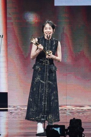 ▲鄭宜農抱走最佳台語女歌手、最佳台語專輯獎。（圖／台視提供）