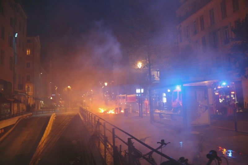▲法國非裔青少年奈爾最近在巴黎西郊遭到員警射殺，引發全國各地動亂，昨晚已連續第4夜發生暴動。（圖／美聯社／達志影像）