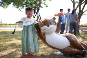 ▲以「水獺」為園區主角的榮湖休憩公園啟用，小朋友爭著與可愛的水獺公仔合影。（圖／縣府提供）