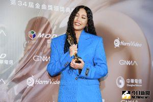 ▲A-Lin拿下金曲女歌手獎當場淚崩。（圖／NOWnews攝影中心）